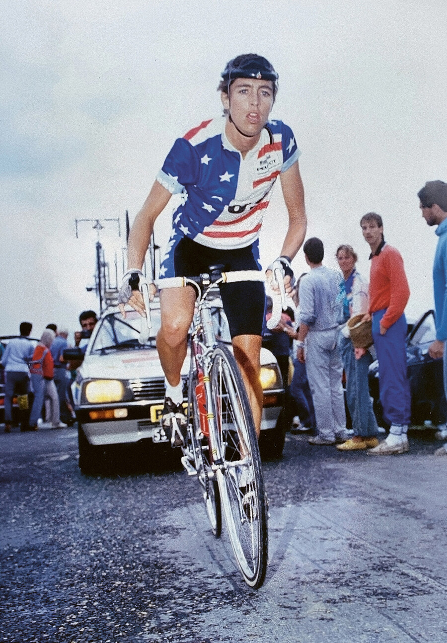 Eine amerikanische Radfahrerin k&auml;mpft sich w&auml;hrend einer Etappe der Tour de France F&eacute;minin in den 1980er Jahren bergauf.