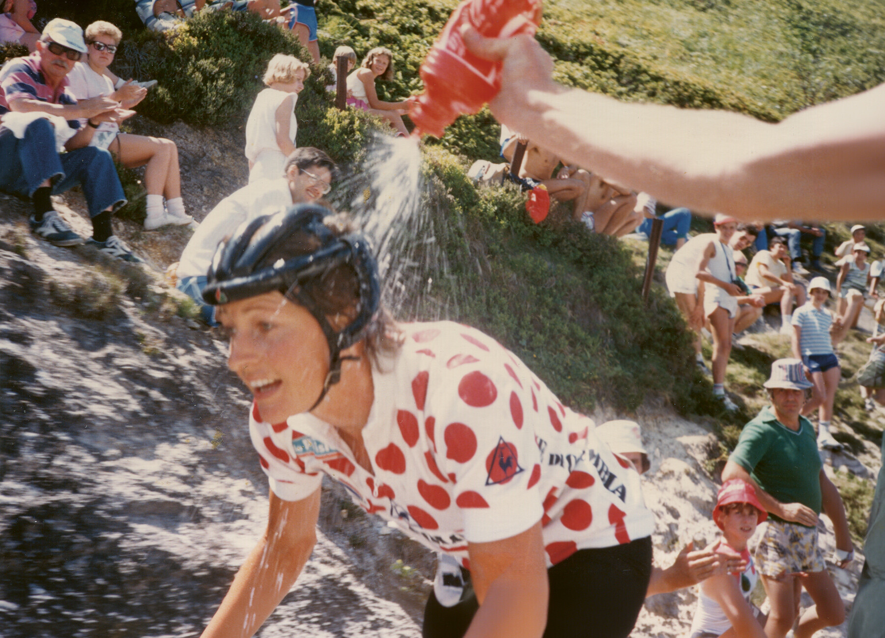 Ein Fahrer im gepunkteten Trikot w&auml;hrend einer Bergetappe der Tour de France F&eacute;minin.