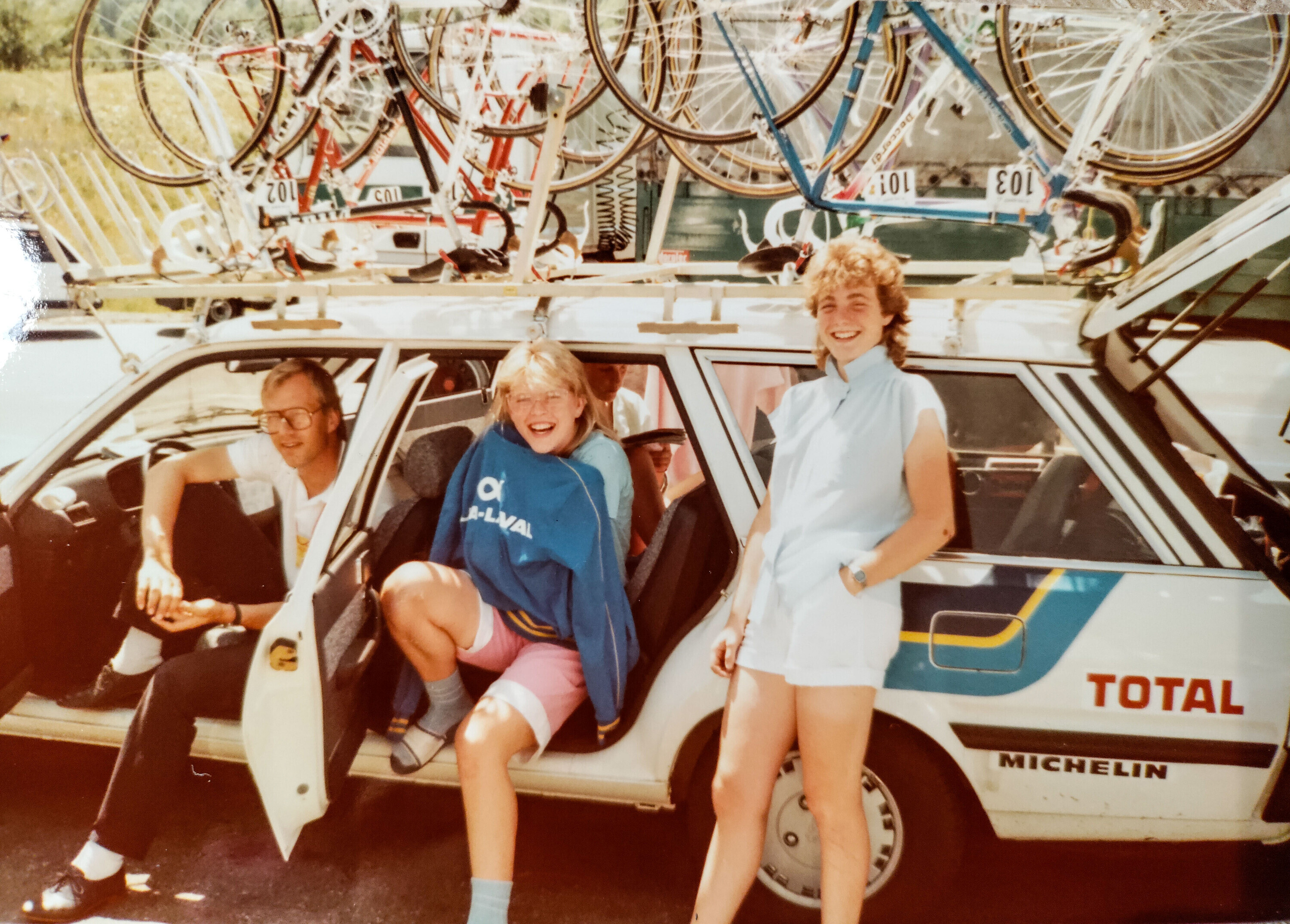 Bei der Tour de France F&eacute;minin transportierten die Begleitfahrzeuge Ersatzr&auml;der und Ausr&uuml;stung, genau wie beim Rennen der M&auml;nner.