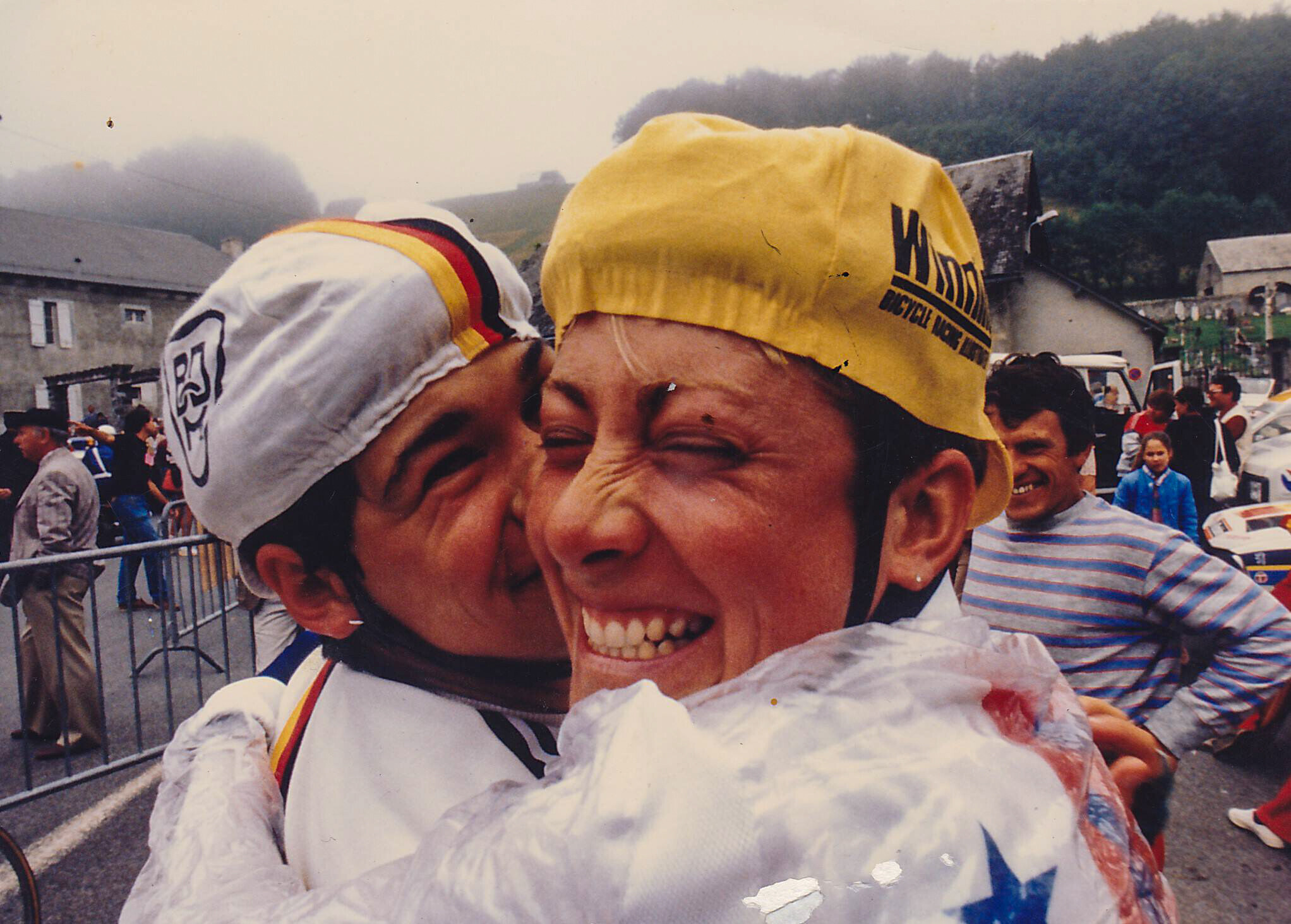 Zwei Radfahrerinnen feiern nach dem Abschluss einer Etappe der Tour de France F&eacute;minin in den 1980er Jahren.